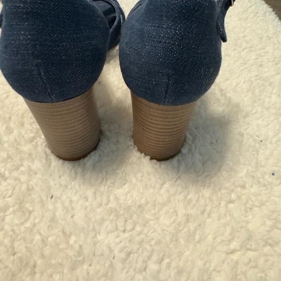 Manolo Blahnik - Picture 3 of 4